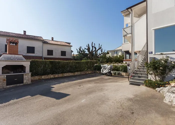 Appartement With Parking Space - 7012 *